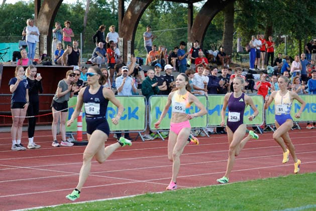 13.06.2026 Leichtathletik Merck Laufgala Pfungstadt TSV Stadion mit Top-Läufen hier 800m Lauf - zwei Läuferinnen unter 2 Minuten Nr 242 Majtie KOLBERG LG Kreis Ahrweiler in 1:58.67 Min und Nr 455 Ziva Remic Slowenien (2009) in 1:59.64 min Pfungstadt Hessen Deutschland