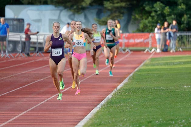 13.06.2026 Leichtathletik Merck Laufgala Pfungstadt TSV Stadion mit Top-Läufen hier 800m Lauf - zwei Läuferinnen unter 2 Minuten Nr 242 Majtie KOLBERG LG Kreis Ahrweiler in 1:58.67 Min und Nr 455 Ziva Remic Slowenien (2009) in 1:59.64 min Pfungstadt Hessen Deutschland