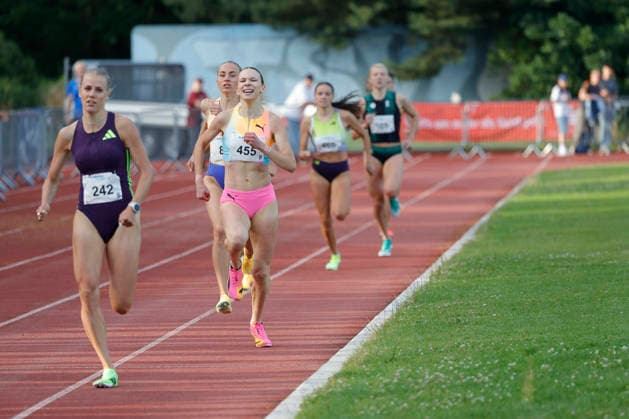 13.06.2026 Leichtathletik Merck Laufgala Pfungstadt TSV Stadion mit Top-Läufen hier 800m Lauf - zwei Läuferinnen unter 2 Minuten Nr 242 Majtie KOLBERG LG Kreis Ahrweiler in 1:58.67 Min und Nr 455 Ziva Remic Slowenien (2009) in 1:59.64 min Pfungstadt Hessen Deutschland