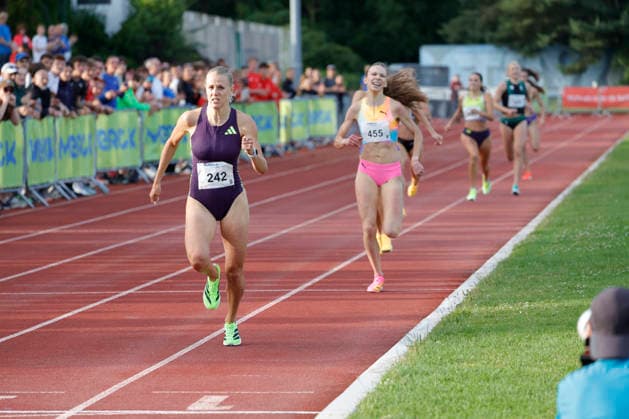 13.06.2026 Leichtathletik Merck Laufgala Pfungstadt TSV Stadion mit Top-Läufen hier 800m Lauf - zwei Läuferinnen unter 2 Minuten Nr 242 Majtie KOLBERG LG Kreis Ahrweiler in 1:58.67 Min und Nr 455 Ziva Remic Slowenien (2009) in 1:59.64 min Pfungstadt Hessen Deutschland