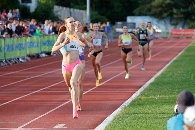 13.06.2026 Leichtathletik Merck Laufgala Pfungstadt TSV Stadion mit Top-Läufen hier 800m Lauf - zwei Läuferinnen unter 2 Minuten Nr 242 Majtie KOLBERG LG Kreis Ahrweiler in 1:58.67 Min und Nr 455 Ziva Remic Slowenien (2009) in 1:59.64 min Pfungstadt Hessen Deutschland
