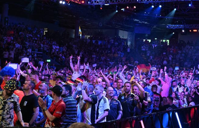 13.06.2026, xhbx, Dart World Cup of Darts 2026, v.l. Dart Fans, Zuschauer, Stimmung, Verkleidung, Kostüme, Schild 180 (DFL DFB REGULATIONS PROHIBIT ANY USE OF PHOTOGRAPHS as IMAGE SEQUENCES and or QUASI-VIDEO) Frankfurt