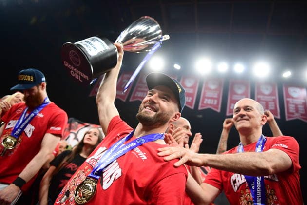 Basketball League, Finals, Trophy Ceremony - Players of Olympiacos Piraeus celebrate with the trophy winning the Greek Basketball League after the finals series game 5 match between Olympiacos Piraeus and Panathinaikos AKTOR Athens held at Peace and Friendship Stadium, in Piraeus, Greece, on 13 June 2026. IMAGO ONE INCH PRODUCTIONS PIRAEUS Greece Copyright: xOnexInchxProductionsx 7000323