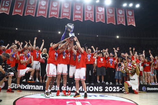 Basketball League, Finals, Trophy Ceremony - Players of Olympiacos Piraeus celebrate with the trophy winning the Greek Basketball League after the finals series game 5 match between Olympiacos Piraeus and Panathinaikos AKTOR Athens held at Peace and Friendship Stadium, in Piraeus, Greece, on 13 June 2026. IMAGO ONE INCH PRODUCTIONS PIRAEUS Greece Copyright: xOnexInchxProductionsx 7000190