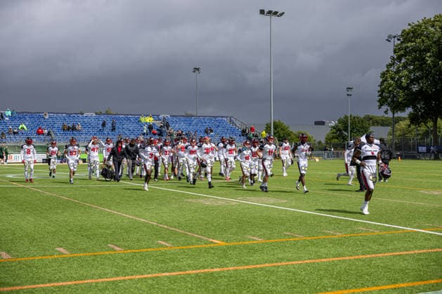 13.06.2026 American Football German Football League 2026 Kiel Baltic Hurricanes - Düsseldorf Panther (Kiel in Grün, Düsseldorf in Weiß) Die Düsseldorf Panther beim Warm Up in Kiel Kiel Kilia-Stadion, Hasseldieksdammer Schleswig Holstein Deutschland