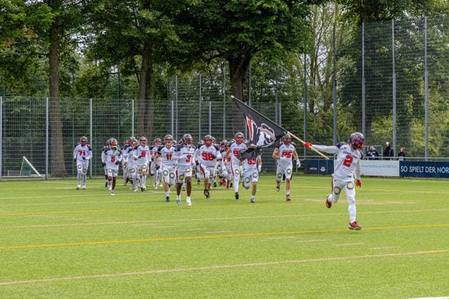 13.06.2026 American Football German Football League 2026 Kiel Baltic Hurricanes - Düsseldorf Panther (Kiel in Grün, Düsseldorf in Weiß) Einlauf der Düsseldorf Panther in Kiel Kiel Kilia-Stadion, Hasseldieksdammer Schleswig Holstein Deutschland