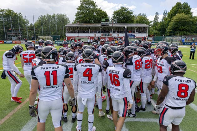 13.06.2026 American Football German Football League 2026 Kiel Baltic Hurricanes - Düsseldorf Panther (Kiel in Grün, Düsseldorf in Weiß) Die Düsseldorf Panther kurz vor Spielbeginn Kiel Kilia-Stadion, Hasseldieksdammer Schleswig Holstein Deutschland