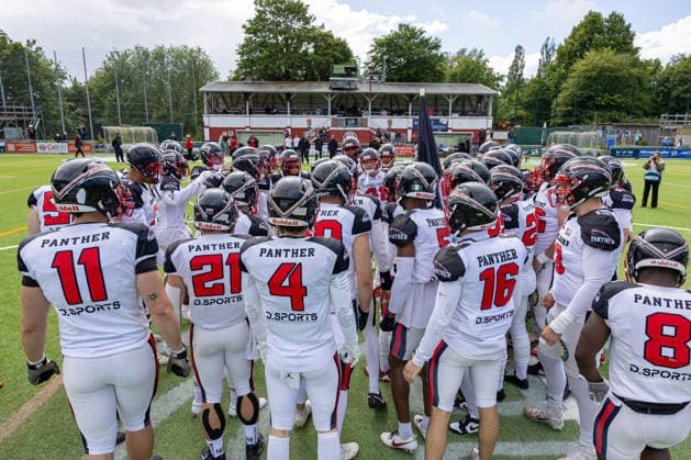 13.06.2026 American Football German Football League 2026 Kiel Baltic Hurricanes - Düsseldorf Panther (Kiel in Grün, Düsseldorf in Weiß) Die Düsseldorf Panther kurz vor Spielbeginn Kiel Kilia-Stadion, Hasseldieksdammer Schleswig Holstein Deutschland