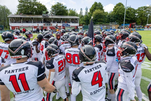 13.06.2026 American Football German Football League 2026 Kiel Baltic Hurricanes - Düsseldorf Panther (Kiel in Grün, Düsseldorf in Weiß) Die Düsseldorf Panther kurz vor Spielbeginn Kiel Kilia-Stadion, Hasseldieksdammer Schleswig Holstein Deutschland