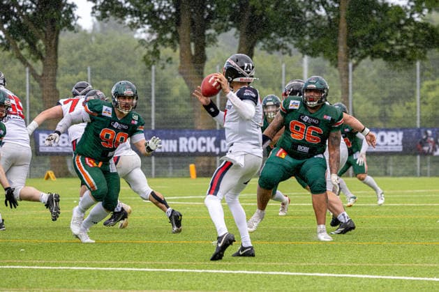 13.06.2026 American Football German Football League 2026 Kiel Baltic Hurricanes - Düsseldorf Panther (Kiel in Grün, Düsseldorf in Weiß) Isaiah Weed (Bildmitte) wird von den Kielern Tom Kamphausen (li.) und Joshua Köhnlein angegriffen Kiel Kilia-Stadion, Hasseldieksdammer Schleswig Holstein Deutschland