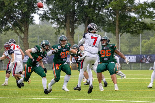 13.06.2026 American Football German Football League 2026 Kiel Baltic Hurricanes - Düsseldorf Panther (Kiel in Grün, Düsseldorf in Weiß) Isaiah Weed (Bildmitte) wird von den Kielern AJ Starcke, Tom Kamphausen (li.) und Joshua Köhnlein angegriffen Kiel Kilia-Stadion, Hasseldieksdammer Schleswig Holstein Deutschland