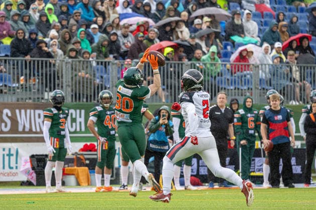 13.06.2026 American Football German Football League 2026 Kiel Baltic Hurricanes - Düsseldorf Panther (Kiel in Grün, Düsseldorf in Weiß) Klaas Sengstacke (li.), EtiÂ­enne KeßÂ­ler MarÂ­tiÂ­nez Kiel Kilia-Stadion, Hasseldieksdammer Schleswig Holstein Deutschland