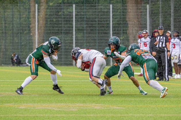 13.06.2026 American Football German Football League 2026 Kiel Baltic Hurricanes - Düsseldorf Panther (Kiel in Grün, Düsseldorf in Weiß) V.l.n.r.: Daniel Naumov, GenÂ­naÂ­diy Adams, Malte Karlitschek, Angelo Blake Kiel Kilia-Stadion, Hasseldieksdammer Schleswig Holstein Deutschland