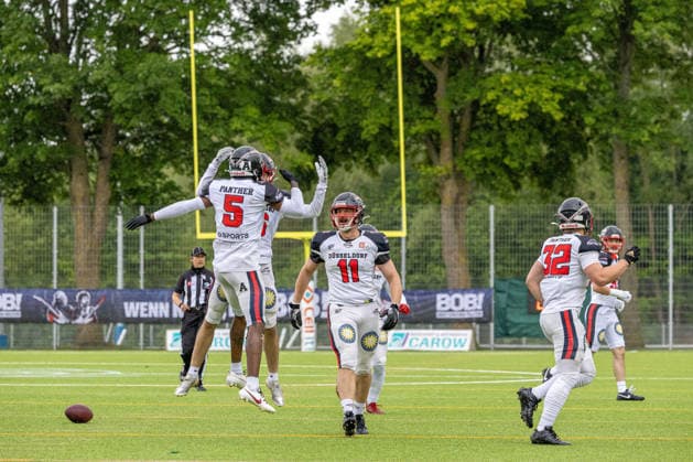 13.06.2026 American Football German Football League 2026 Kiel Baltic Hurricanes - Düsseldorf Panther (Kiel in Grün, Düsseldorf in Weiß) V.l.n.r.: Dy™Â­vonne Inyang, Alonso Munoz Yus, FloÂ­rian TenÂ­elÂ­sen, VinÂ­cent WoyÂ­wod Kiel Kilia-Stadion, Hasseldieksdammer Schleswig Holstein Deutschland