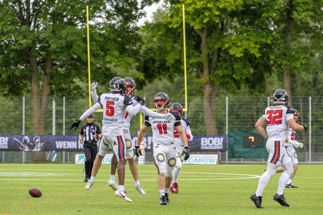 13.06.2026 American Football German Football League 2026 Kiel Baltic Hurricanes - Düsseldorf Panther (Kiel in Grün, Düsseldorf in Weiß) V.l.n.r.: Dy™Â­vonne Inyang, Alonso Munoz Yus, FloÂ­rian TenÂ­elÂ­sen, VinÂ­cent WoyÂ­wod Kiel Kilia-Stadion, Hasseldieksdammer Schleswig Holstein Deutschland