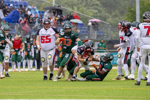 13.06.2026 American Football German Football League 2026 Kiel Baltic Hurricanes - Düsseldorf Panther (Kiel in Grün, Düsseldorf in Weiß) Bildmitte V.l.n.r.: Yannic Kiesewetter, Tieu Long Otte (verdeckt), GenÂ­naÂ­diy Adams, Robert Revels III Kiel Kilia-Stadion, Hasseldieksdammer Schleswig Holstein Deutschland