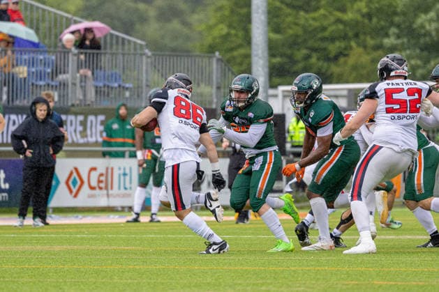 13.06.2026 American Football German Football League 2026 Kiel Baltic Hurricanes - Düsseldorf Panther (Kiel in Grün, Düsseldorf in Weiß) Bildmitte Mahsun Cakar (li.), Bodo Bilitewski Kiel Kilia-Stadion, Hasseldieksdammer Schleswig Holstein Deutschland