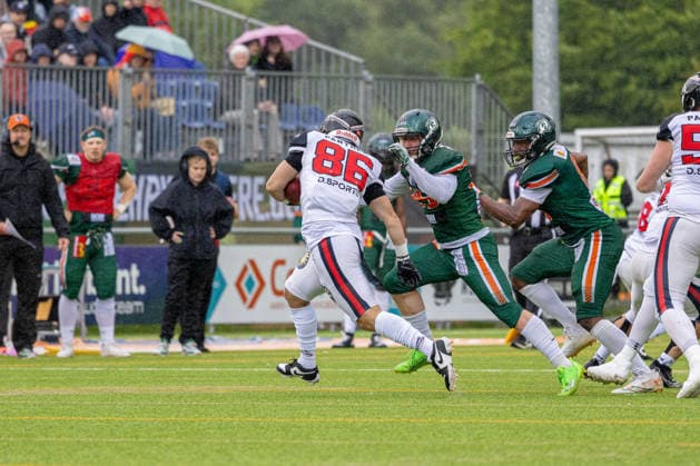 13.06.2026 American Football German Football League 2026 Kiel Baltic Hurricanes - Düsseldorf Panther (Kiel in Grün, Düsseldorf in Weiß) Bildmitte Mahsun Cakar (li.), Bodo Bilitewski Kiel Kilia-Stadion, Hasseldieksdammer Schleswig Holstein Deutschland