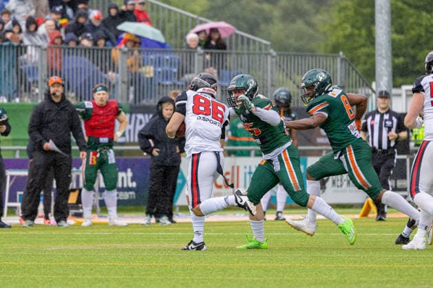 13.06.2026 American Football German Football League 2026 Kiel Baltic Hurricanes - Düsseldorf Panther (Kiel in Grün, Düsseldorf in Weiß) Bildmitte Mahsun Cakar (li.), Bodo Bilitewski Kiel Kilia-Stadion, Hasseldieksdammer Schleswig Holstein Deutschland