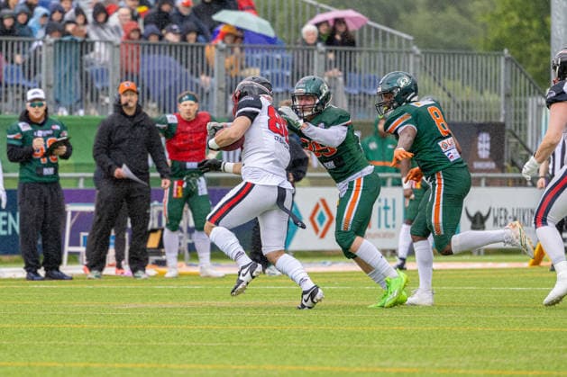 13.06.2026 American Football German Football League 2026 Kiel Baltic Hurricanes - Düsseldorf Panther (Kiel in Grün, Düsseldorf in Weiß) Bildmitte Mahsun Cakar (li.), Bodo Bilitewski Kiel Kilia-Stadion, Hasseldieksdammer Schleswig Holstein Deutschland