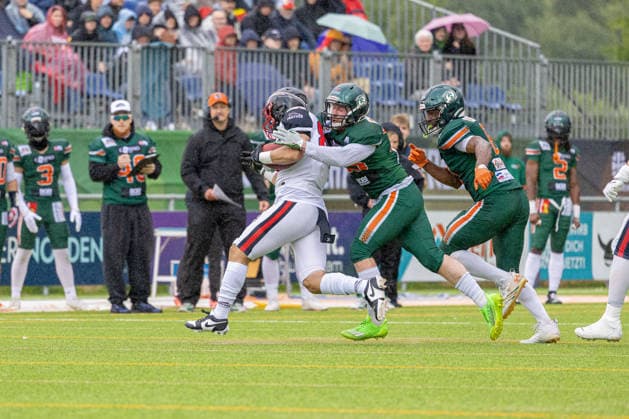 13.06.2026 American Football German Football League 2026 Kiel Baltic Hurricanes - Düsseldorf Panther (Kiel in Grün, Düsseldorf in Weiß) Bildmitte Mahsun Cakar (li.), Bodo Bilitewski Kiel Kilia-Stadion, Hasseldieksdammer Schleswig Holstein Deutschland