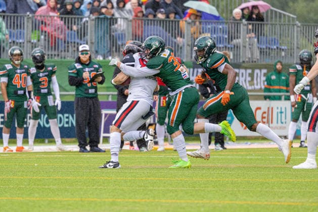 13.06.2026 American Football German Football League 2026 Kiel Baltic Hurricanes - Düsseldorf Panther (Kiel in Grün, Düsseldorf in Weiß) Bildmitte Mahsun Cakar (li.), Bodo Bilitewski Kiel Kilia-Stadion, Hasseldieksdammer Schleswig Holstein Deutschland