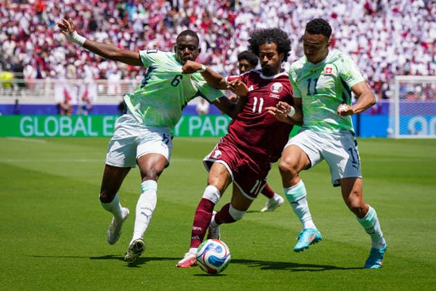 USA: Fussball FIFA World Cup, WM, Weltmeisterschaft, Fussball 2026 Gruppe B Schweiz vs Qatar Levi™s Stadium (Santa Clara, Kalifornien): Denis Zakaria (Schweiz, 6) Akram Afif (Qatar, 11) Dan Ndoye (Schweiz, 11)