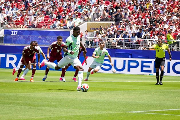 USA: Fussball FIFA World Cup, WM, Weltmeisterschaft, Fussball 2026 Gruppe B Schweiz vs Qatar Levi™s Stadium (Santa Clara, Kalifornien): nach Foulspiel von Mahmoud Abunada (Qatar, 1) verwandelt Breel Embolo (Schweiz, 7) den Elfmeter, Penalty zum 1:0 - Freude, Emotionen, Jubel, Tor und Torjubel