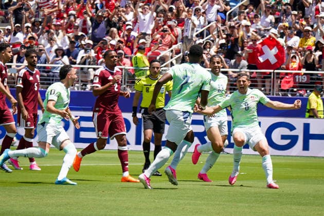 USA: Fussball FIFA World Cup, WM, Weltmeisterschaft, Fussball 2026 Gruppe B Schweiz vs Qatar Levi™s Stadium (Santa Clara, Kalifornien): nach Foulspiel von Mahmoud Abunada (Qatar, 1) verwandelt Breel Embolo (Schweiz, 7) den Elfmeter, Penalty zum 1:0 - Freude, Emotionen, Jubel, Tor und Torjubel mit Remo Freuler (Schweiz, 8) Ricardo Rodriguez Ricardo Rodriguez (Schweiz, 13)