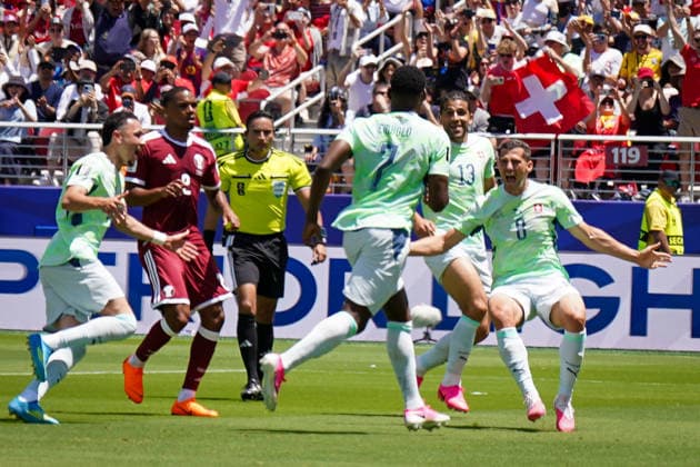 USA: Fussball FIFA World Cup, WM, Weltmeisterschaft, Fussball 2026 Gruppe B Schweiz vs Qatar Levi™s Stadium (Santa Clara, Kalifornien): nach Foulspiel von Mahmoud Abunada (Qatar, 1) verwandelt Breel Embolo (Schweiz, 7) den Elfmeter, Penalty zum 1:0 - Freude, Emotionen, Jubel, Tor und Torjubel mit Remo Freuler (Schweiz, 8) Ricardo Rodriguez Ricardo Rodriguez (Schweiz, 13)