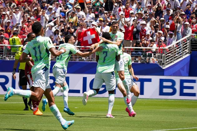 USA: Fussball FIFA World Cup, WM, Weltmeisterschaft, Fussball 2026 Gruppe B Schweiz vs Qatar Levi™s Stadium (Santa Clara, Kalifornien): nach Foulspiel von Mahmoud Abunada (Qatar, 1) verwandelt Breel Embolo (Schweiz, 7) den Elfmeter, Penalty zum 1:0 - Freude, Emotionen, Jubel, Tor und Torjubel mit Remo Freuler (Schweiz, 8) Ricardo Rodriguez Ricardo Rodriguez (Schweiz, 13) Dan Ndoye (Schweiz, 11)