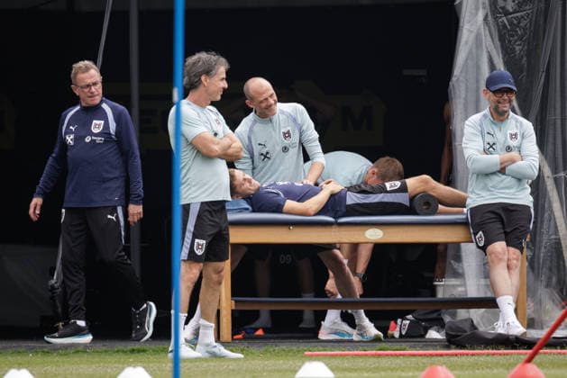 FOOTBALL - FIFA World Cup, WM, Weltmeisterschaft, Fussball 2026, preview SANTA BARBARA,CALIFORNIA,USA,13.JUN.26 - FOOTBALL - FIFA World Cup 2026, USA, Mexico, Canada, preview, OEFB, Oesterreichischer Fussball-Bund, training team AUT. Image shows head coach Ralf Rangnick, sports scientist Gerhard Zallinger, Christoph Baumgartner, Simon Stadler and Klaus Maierstein (AUT).  GEPAxpictures xArminxRauthner