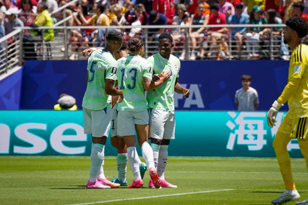 USA: Fussball FIFA World Cup, WM, Weltmeisterschaft, Fussball 2026 Gruppe B Schweiz vs Qatar Levi™s Stadium (Santa Clara, Kalifornien): nach Foulspiel von Mahmoud Abunada (Qatar, 1) verwandelt Breel Embolo (Schweiz, 7) den Elfmeter, Penalty zum 1:0 - Freude, Emotionen, Jubel, Tor und Torjubel mitRicardo Rodriguez Ricardo Rodriguez (Schweiz, 13) Manuel Akanji (Schweiz, 5)