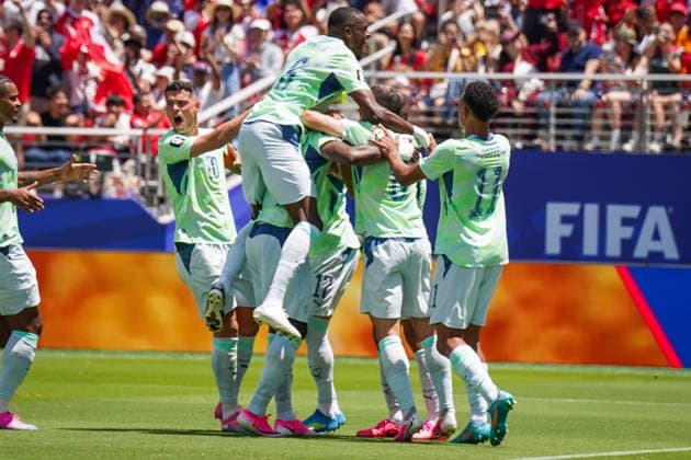 USA: Fussball FIFA World Cup, WM, Weltmeisterschaft, Fussball 2026 Gruppe B Schweiz vs Qatar Levi™s Stadium (Santa Clara, Kalifornien): Tor und Torjubel nach dem 1:0 Penalty, Foul-Elfmeter durch Breel Embolo (Schweiz, 7) Freude, Emotionen, Jubel bei den Teamkollegen mit Granit Xhaka (Schweiz, 10) Denis Zakaria (Schweiz, 6) Dan Ndoye (Schweiz, 11)