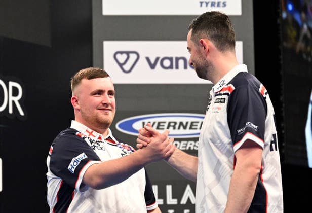 13.06.2026, xhbx, Dart World Cup of Darts 2026, v.l. Luke Littler (England), Luke Humphries (England) jubeln jubelt nach Spielende. (DFL DFB REGULATIONS PROHIBIT ANY USE OF PHOTOGRAPHS as IMAGE SEQUENCES and or QUASI-VIDEO) Frankfurt