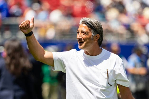 SANTA CLARA, CA - JUNE 13: Switzerland head coach Murat Yakin waves to fans before the FIFA World Cup, WM, Weltmeisterschaft, Fussball 2026 Group B match between Qatar and Switzerland on June 13, 2026 at San Francisco Bay Area Stadium in Santa Clara, CA. (Photo by Matthew Huang Icon Sportswire) SOCCER: JUN 13 FIFA World Cup 26 Group B - Qatar vs Switzerland EDITORIAL USE ONLY Icon260613007