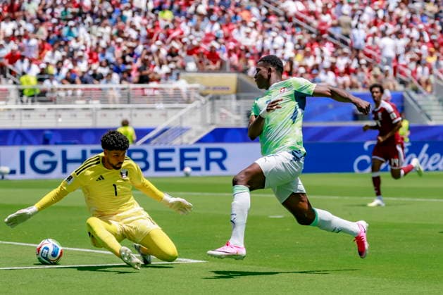 FIFA World Cup, WM, Weltmeisterschaft, Fussball 2026 - Group B - Qatar vs Switzerland Qatar s goalkeeper Mahmoud Abunada, left, in action against Switzerland s Breel Embolo, right, during the FIFA World Cup 2026 group stage match Qatar against Switzerland, in San Francisco, USA, 13 June 2026. San Francisco United States  Copyright: xPETERxKLAUNZERx
