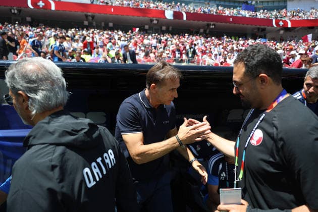 Qatar head coach Julen Lopetegui (C) greets a member of his team during a Group B match at the 2026 FIFA World Cup, WM, Weltmeisterschaft, Fussball between Qatar and Switzerland at Levi s Stadium in Santa Clara, United States, 13 June 2026. FIFA World Cup 2026 - Group B - Qatar vs Switzerland !ACHTUNG: NUR REDAKTIONELLE NUTZUNG!  Copyright: xMiguelxGuitierrezx GR6164 20260613-55020588832_1