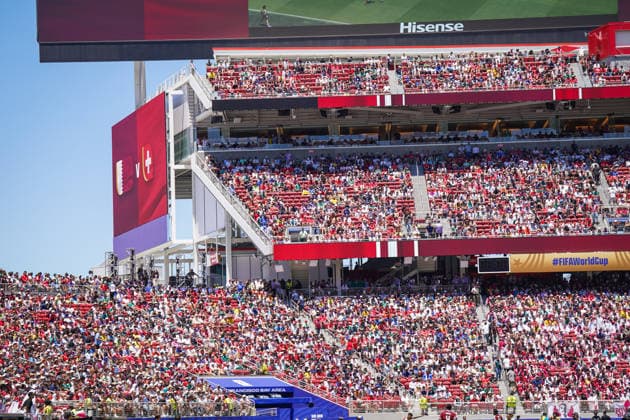 USA: Fussball FIFA World Cup, WM, Weltmeisterschaft, Fussball 2026 Gruppe B Schweiz vs Qatar Levi™s Stadium (Santa Clara, Kalifornien): Zuschauer, Fans, Tribüne, Sitzplätze, teilweise leere Plätze, Auslastung, Ticketing, Hospitality, Großveranstaltung, Matchday, Fankultur, Soccer, Football, World Cup, Sportevent, Atmosphäre, Sonnenschein, Sommer, Symbolfoto. Sportstätte, Totale, innen Innenansicht