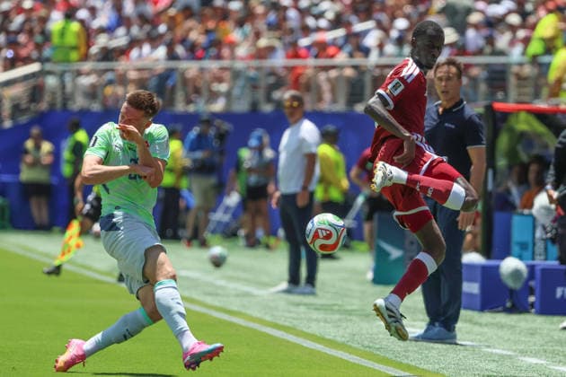 Issa Laye (R) of Qatar vies for the ball with Michel Aebischer of Switzerland during a Group B match at the 2026 FIFA World Cup, WM, Weltmeisterschaft, Fussball between Qatar and Switzerland at Levi s Stadium in Santa Clara, United States, 13 June 2026. FIFA World Cup 2026 - Group B - Qatar vs Switzerland !ACHTUNG: NUR REDAKTIONELLE NUTZUNG!  Copyright: xMiguelxGuitierrezx GR6154 20260613-55020588847_1