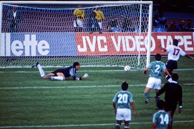 WM 1990 - Halbfinale - Westdeutschland vs England WM 1990 in Italien, Stadio delle Alpi in Turin, Halbfinale: Westdeutschland vs England 1:1 n.V., 4:3 i.E. Tor zum 1:1 Ausgleich für England durch Gary Lineker (nicht im Bild), David Platt (ENG 17) jubelt. Im Tor Bodo Illgner (BRD), weitere Spieler sind Stefan Reuter (BRD 2), Olaf Thon (BRD 20) und Thomas Berthold (BRD 14). Turin *** World Cup 1990 Semi-finals West German country vs England World Cup 1990 in Italy, Stadio Delle Alpi in Turin, Semi-finals West German country vs England 1 1 n v , 4 3 I E goal to 1 1 Compensation for England through Gary Lineker not in Picture , David Platt tight 17 cheering in goal Bodo Illgner Germany , more Players are Stefan Reuter Germany 2 , Olaf Thon Germany 20 and Thomas Berthold Germany 14 Turin Copyright: xUnitedxArchivesx xSvenxSimonxSportx SVS_95020001012