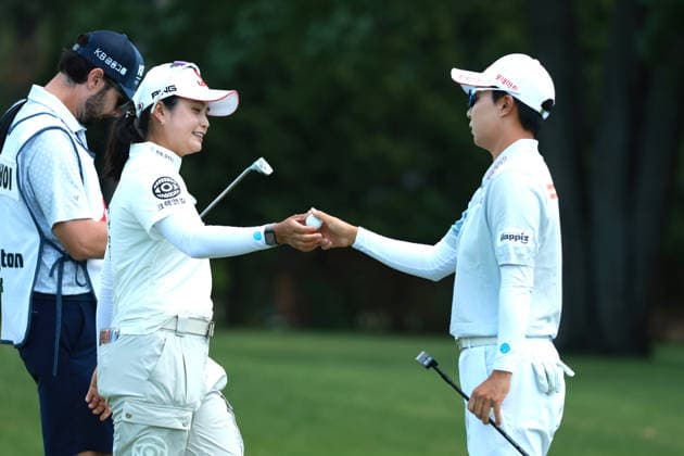 Dow Championship MIDLAND, MICHIGAN - JUNE 13: Hye-Jin Choi (L) hands the ball to teammate Hyo Joo Kim (R) of the Republic of Korea on the third green during the third round of the Dow Championship at Midland Country Club in Midland, Michigan, USA on Saturday, June 13, 2026. Midland Michigan United States  Copyright: xJorgexLemusx originalFilename:lemus-dowchamp260613_npdW6.jpg