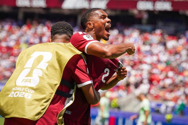 USA: Fussball FIFA World Cup, WM, Weltmeisterschaft, Fussball 2026 Gruppe B Schweiz vs Qatar Levi™s Stadium (Santa Clara, Kalifornien): Tor und Torjubel zum 1:1 Ausgleich kurz vor Spielende durch Boualem Khoukhi (Qatar, 16) Freude, Emotionen, Jubel bei Pedro Miguel (Qatar, 2)
