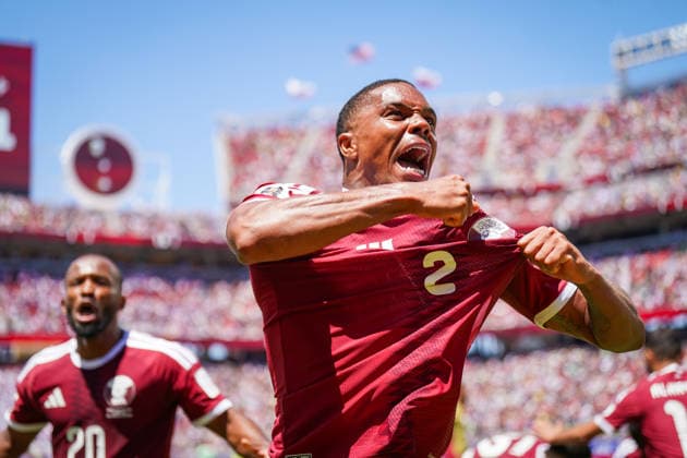 USA: Fussball FIFA World Cup, WM, Weltmeisterschaft, Fussball 2026 Gruppe B Schweiz vs Qatar Levi™s Stadium (Santa Clara, Kalifornien): Tor und Torjubel zum 1:1 Ausgleich kurz vor Spielende durch Boualem Khoukhi (Qatar, 16) Freude, Emotionen, Jubel Pedro Miguel (Qatar, 2) Mimik, Gesichtsausdruck, Emotion