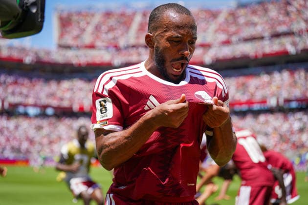 USA: Fussball FIFA World Cup, WM, Weltmeisterschaft, Fussball 2026 Gruppe B Schweiz vs Qatar Levi™s Stadium (Santa Clara, Kalifornien): Tor und Torjubel zum 1:1 Ausgleich kurz vor Spielende durch Boualem Khoukhi (Qatar, 16) Freude, Emotionen, Jubel Ahmed Fathy (Qatar, 20) Mimik, Gesichtsausdruck, Emotion