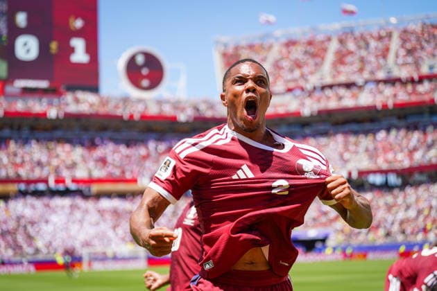 USA: Fussball FIFA World Cup, WM, Weltmeisterschaft, Fussball 2026 Gruppe B Schweiz vs Qatar Levi™s Stadium (Santa Clara, Kalifornien): Tor und Torjubel zum 1:1 Ausgleich kurz vor Spielende durch Boualem Khoukhi (Qatar, 16) Freude, Emotionen, Jubel Pedro Miguel (Qatar, 2) Mimik, Gesichtsausdruck, EmotionGeste, Gestik