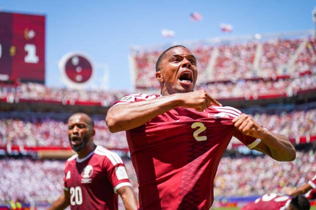 USA: Fussball FIFA World Cup, WM, Weltmeisterschaft, Fussball 2026 Gruppe B Schweiz vs Qatar Levi™s Stadium (Santa Clara, Kalifornien): Tor und Torjubel zum 1:1 Ausgleich kurz vor Spielende durch Boualem Khoukhi (Qatar, 16) Freude, Emotionen, Jubel Pedro Miguel (Qatar, 2) Mimik, Gesichtsausdruck, EmotionGeste, Gestik