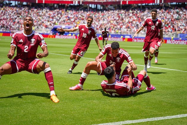 USA: Fussball FIFA World Cup, WM, Weltmeisterschaft, Fussball 2026 Gruppe B Schweiz vs Qatar Levi™s Stadium (Santa Clara, Kalifornien): Tor und Torjubel zum 1:1 Ausgleich kurz vor Spielende durch Boualem Khoukhi (Qatar, 16) Freude, Emotionen, Jubel Pedro Miguel (Qatar, 2) Hassan Alhaydos (Qatar, 10) Karim Boudiaf (Qatar, 12) Mohamed Manai (Qatar, 26) Mimik, Gesichtsausdruck, EmotionGeste, Gestik