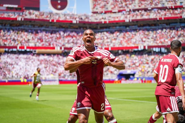USA: Fussball FIFA World Cup, WM, Weltmeisterschaft, Fussball 2026 Gruppe B Schweiz vs Qatar Levi™s Stadium (Santa Clara, Kalifornien): Tor und Torjubel zum 1:1 Ausgleich kurz vor Spielende durch Boualem Khoukhi (Qatar, 16) Freude, Emotionen, Jubel Pedro Miguel (Qatar, 2) Ahmed Fathy (Qatar, 20) Mimik, Gesichtsausdruck, EmotionGeste, Gestik