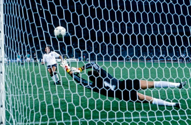 WM 1990 - Halbfinale - Deutschland vs England WM 1990 in Italien, Stadio delle Alpi in Turin, Halbfinale: BRD vs England 4:3 i.E. (1:1 n.V.). Elfmeterschiessen, der englische Spieler Gary Lineker (Nr. 10) verwandelt seinen Elfmeter gegen den deutschen Torwart Bodo Illgner (Nr. 1). Turin *** World Cup 1990 Semi-finals Germany vs England World Cup 1990 in Italy, Stadio Delle Alpi in Turin, Semi-finals Germany vs England 4 3 I E 1 1 n v Penalty shoot-out, the English Players Gary Lineker No 10 transforms his Penalty against the German Goalkeeper Bodo Illgner No 1 Turin Copyright: xUnitedxArchivesx xSvenxSimonxSportx SVS_95020001147